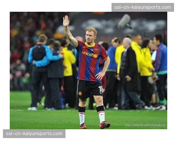 “特写：终场哨响，哈兰德与萨拉赫交换球衣，两人分列射手榜前两位”