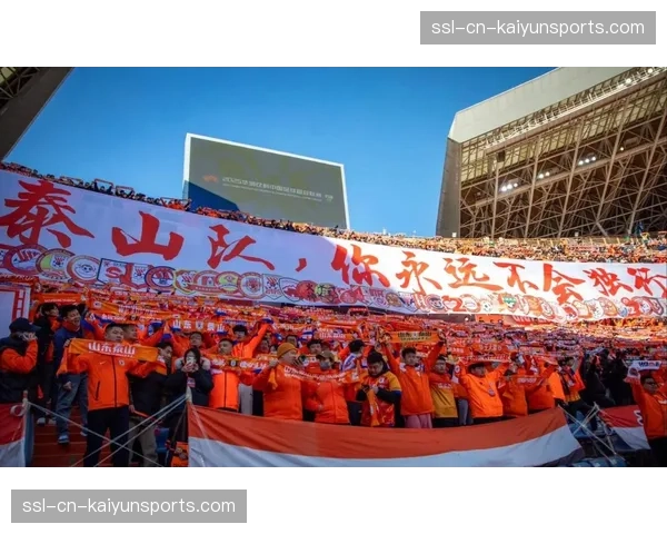 【2026年4月中超联赛·赛中·花絮转播画面捕捉,泰山队教练组实时记录每次攻防转换的成功与否