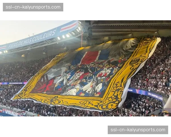 王子公园球场南看台展示巨型Tifo，致敬即将离队的姆巴佩